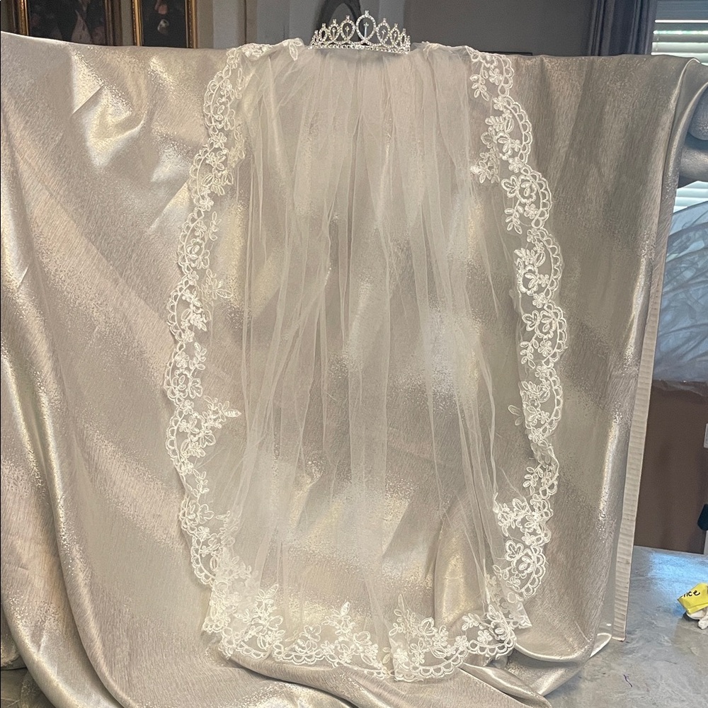 Fingertip veil and tiara